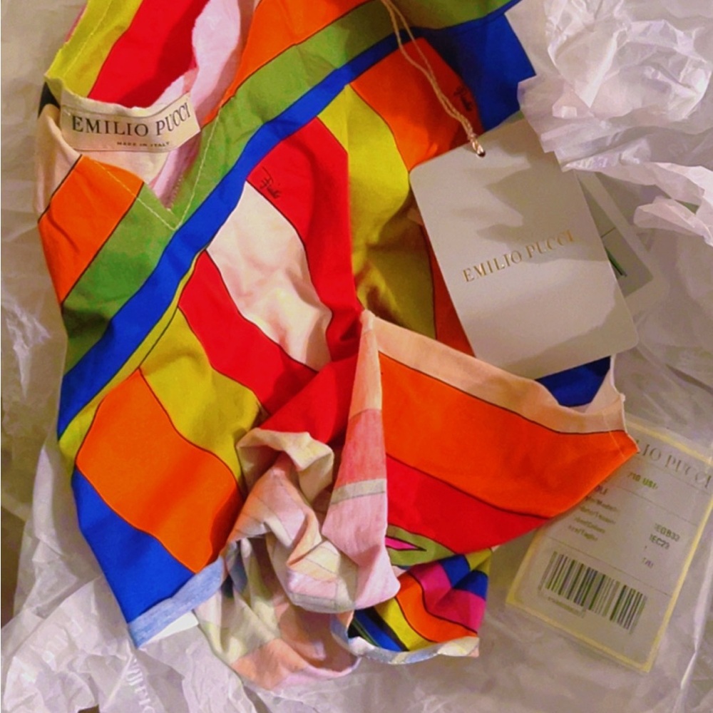 Pucci crop top, enjoy this top and pair it with your favorite Pucci prints.